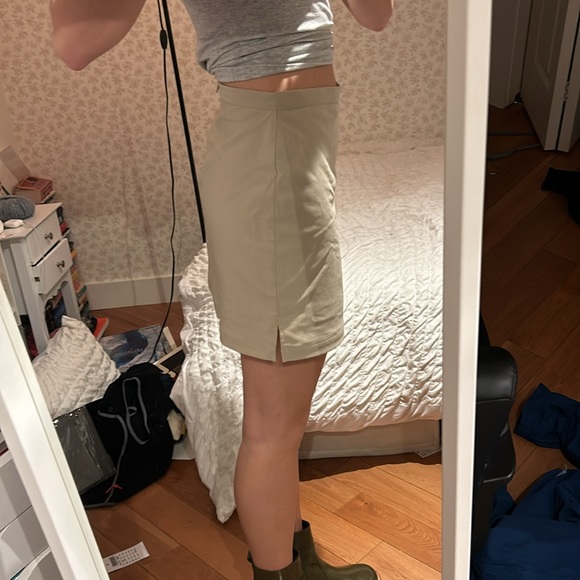 Mid thigh beige skort. - Picture 2 of 3